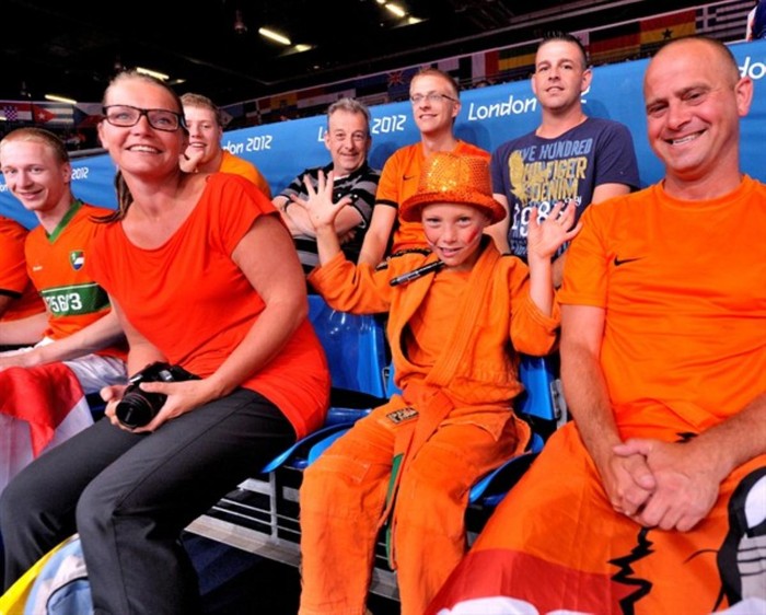 Fan Hà Lan mặc áo màu da cam truyền thống.